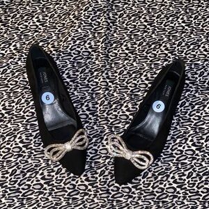 Jones new york size 9 black crystal bow flats, in great condition worn twice.